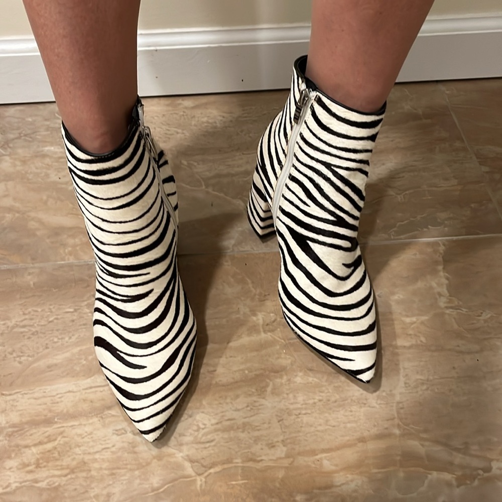 Beautiful high-end animal print booty like new ! - Picture 3 of 9